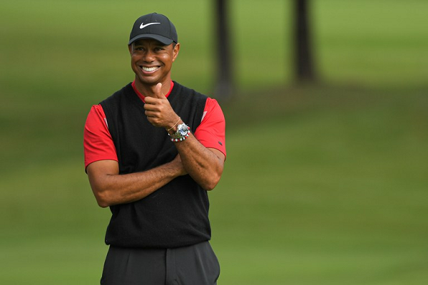 Tay golf Tiger Woods đứng đầu bảng xếp hạng