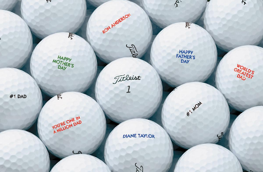 Bóng golf có nhiều màu sắc nhưng phổ biến nhất là màu trắng