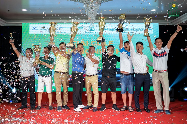 Các golfer giành được cúp tại “Giải golf thường niên hội” lần thứ nhất