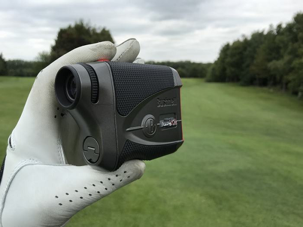 Sử dụng máy đo khoảng cách khi chơi golf