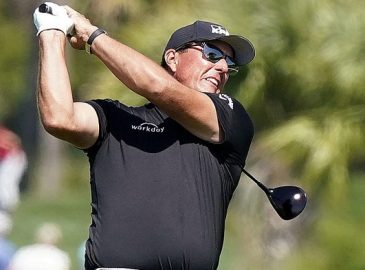 Golfer Phil Mickelson đang dẫn đầu vòng 2 PGA Championship