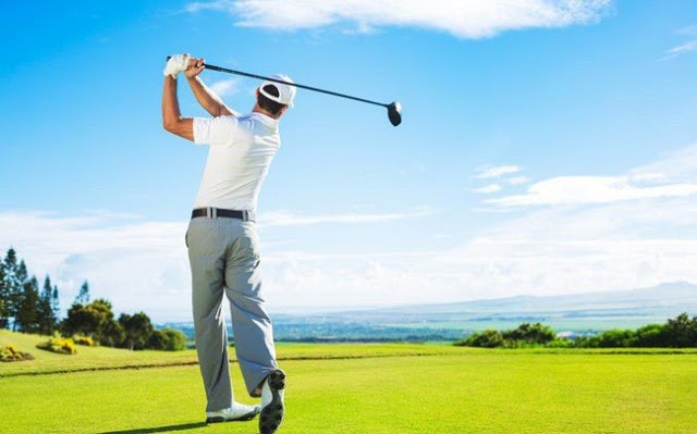 Golfer tham gia tour du lịch tại sân golf thời covid