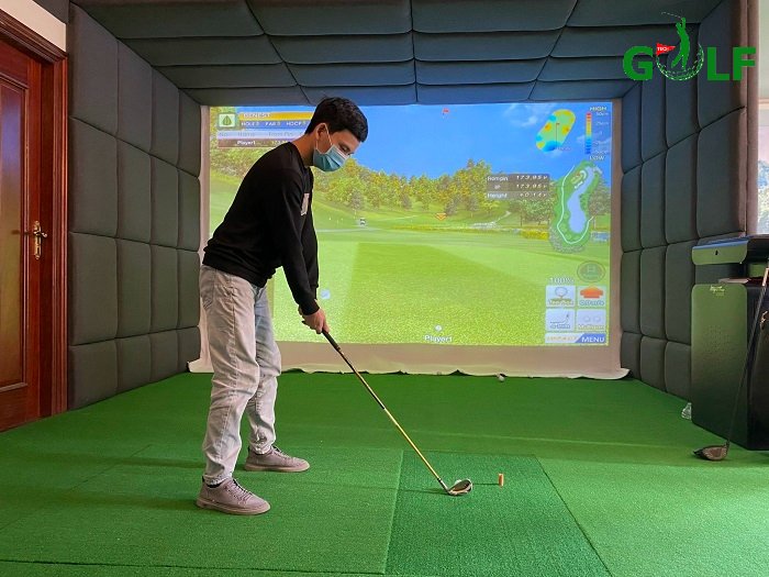 Nhân viên GolfTech tiến hành test sử dụng phòng tập trước khi bàn giao