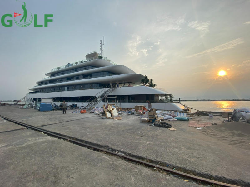 Toàn cảnh sân golf trên du thuyền.
