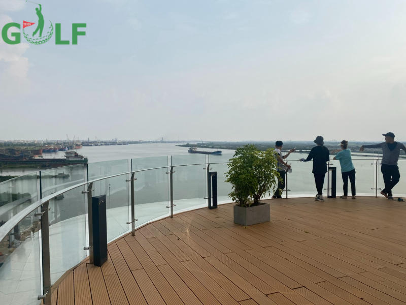 Toàn cảnh sân golf trên du thuyền.