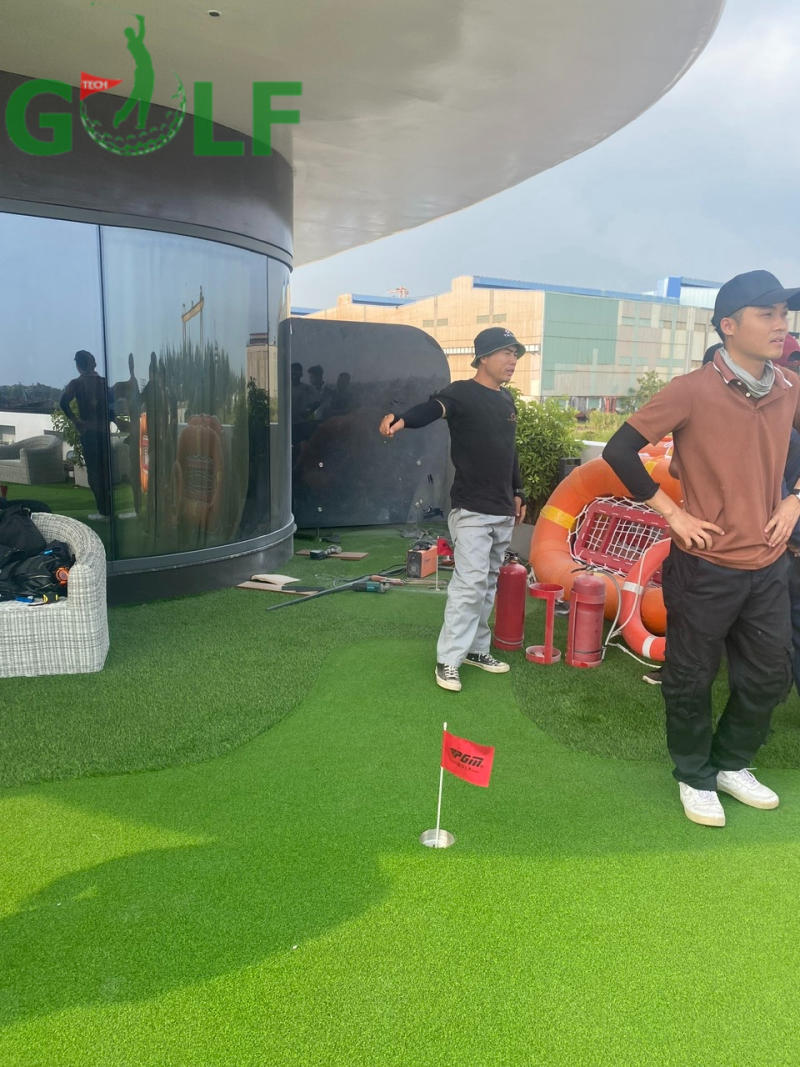 Green golf 120m2 trên du thuyền Hạ Long.