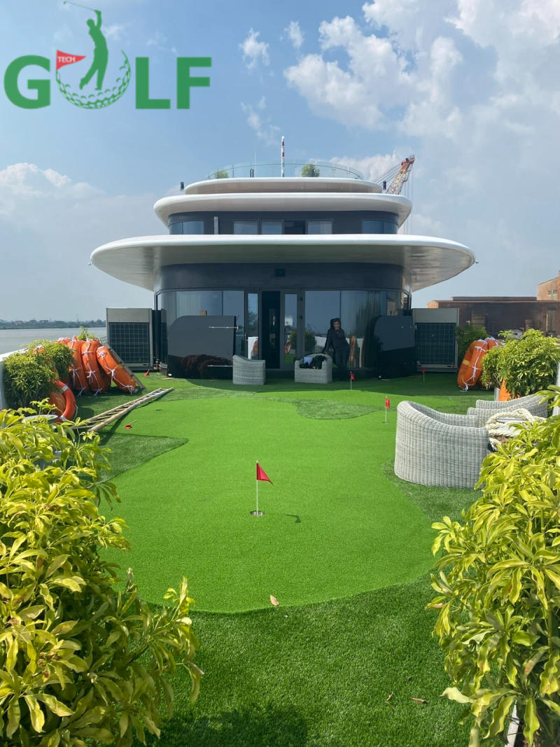 Green golf 120m2 trên du thuyền Hạ Long.