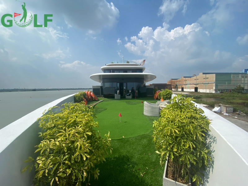 Toàn cảnh sân golf trên du thuyền.