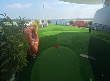 Sân mini golf với nhiều lỗ golf được thiết kế tinh tế và sáng tạo