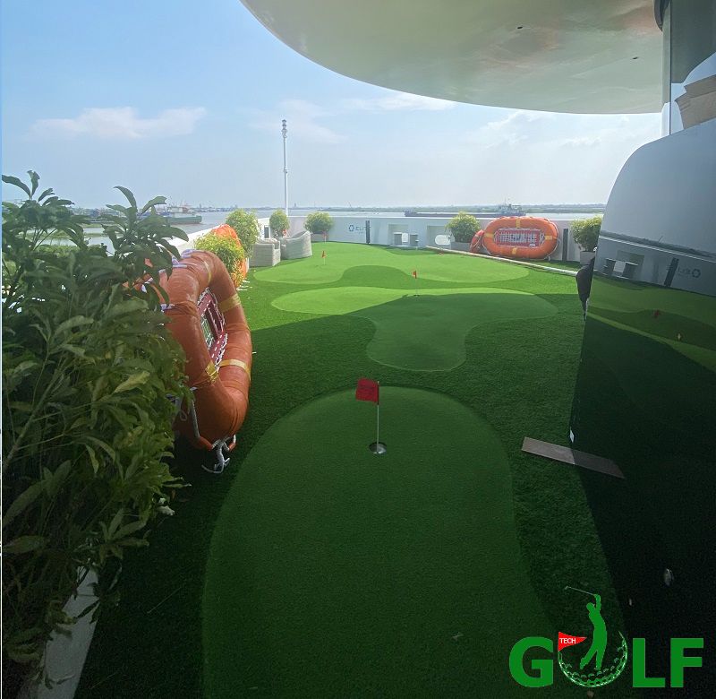 Sân mini golf với nhiều lỗ golf được thiết kế tinh tế và sáng tạo