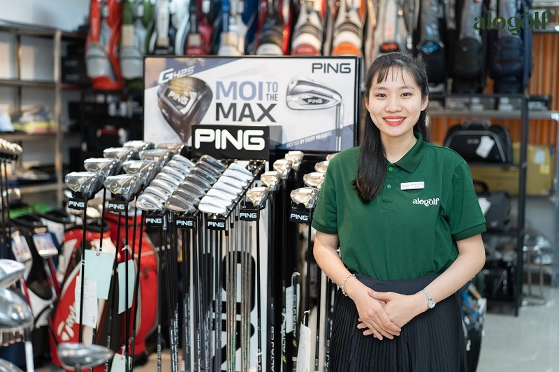 Khu vực bán hàng có đầy đủ các thương hiệu gậy golf chính hãng