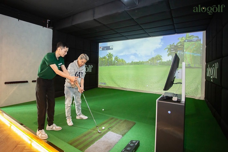 Nhân viên hướng dẫn khách hàng lần đầu trải nghiệm phòng golf 3D Hạ Long