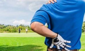 Có khoảng 80% người mới chơi golf gặp các vấn đề về lưng