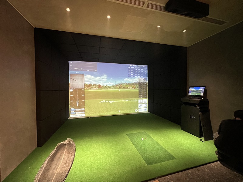 Phòng tập golf với các thiết bị hiện đại