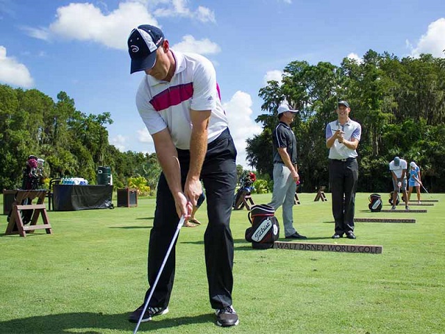 Học đánh golf trên sân cỏ giúp bạn trải nghiệm mặt sân thực tế, đem lại cảm giác bóng chân thật hơn