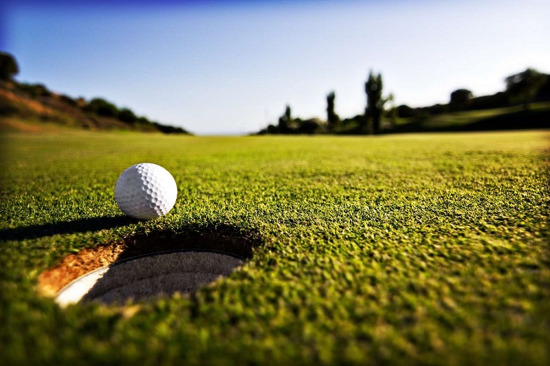 Kích thước và chiều sâu của hố golf cần được thiết kế theo đúng tiêu chuẩn quy định 